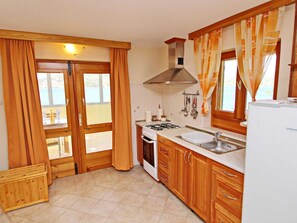 Casa | Cocina privada | Frigorífico, horno y placa de cocina