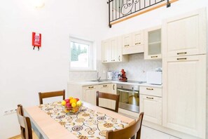 Appartement | Cuisine privée | Réfrigérateur, micro-ondes, four, plaque de cuisson
