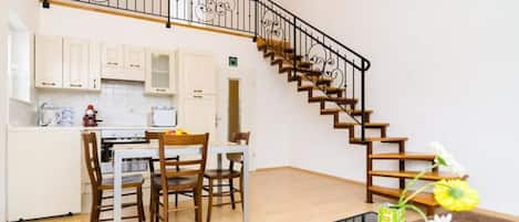 Departamento | Cocina privada | Refrigerador, microondas, horno y parrilla de estufa