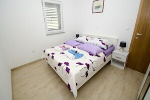 Departamento | 1 habitación, tabla de planchar con plancha y ropa de cama 