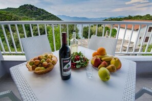 Apartment | Dining - Apartments Vesela - Comfort One Bedroom Apartment With Balcony and Sea View (Janjina)