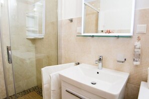 Apartment | Badezimmer | Dusche, Haartrockner