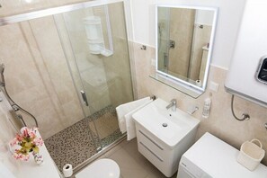 Departamento | Baño | Regadera y secadora de cabello 