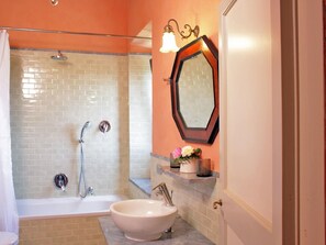 Bathroom - Orte Villa for 8 With Parking (Orte)