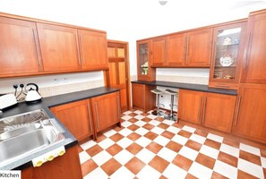 Maison, plusieurs lits | Cuisine privée | Réfrigérateur, micro-ondes, four, plaque de cuisson
