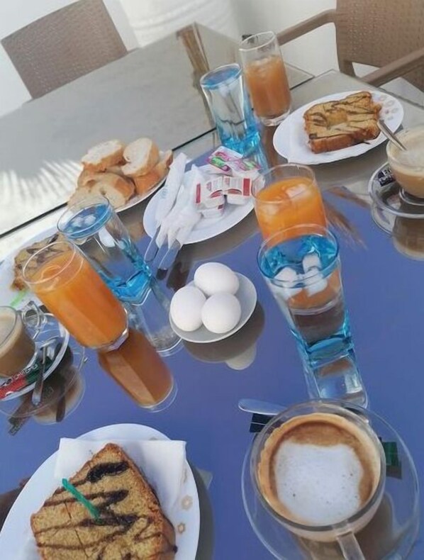 Desayuno continental gratuito y diario
