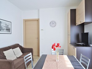1 bedroom, bed sheets - Apartment by Lake Como With Scenic Views (Dervio)