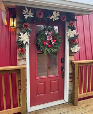 Exterior detail - The Owl Barn - Most Unique Cabin in The Smokies. Hot Tub, Family & Pet Friendly (Sevierville)