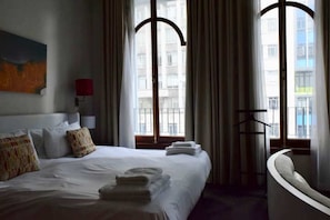 Basic Studio, 1 King Bed | Laptop workspace, iron/ironing board, bed sheets