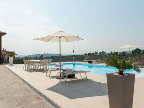 Villa | Alberca | Alberca techada y alberca al aire libre