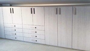 A room with a large wardrobe featuring multiple drawers and doors. - Belvilla by OYO Villa Intera 12 Pax (Collecorvino)