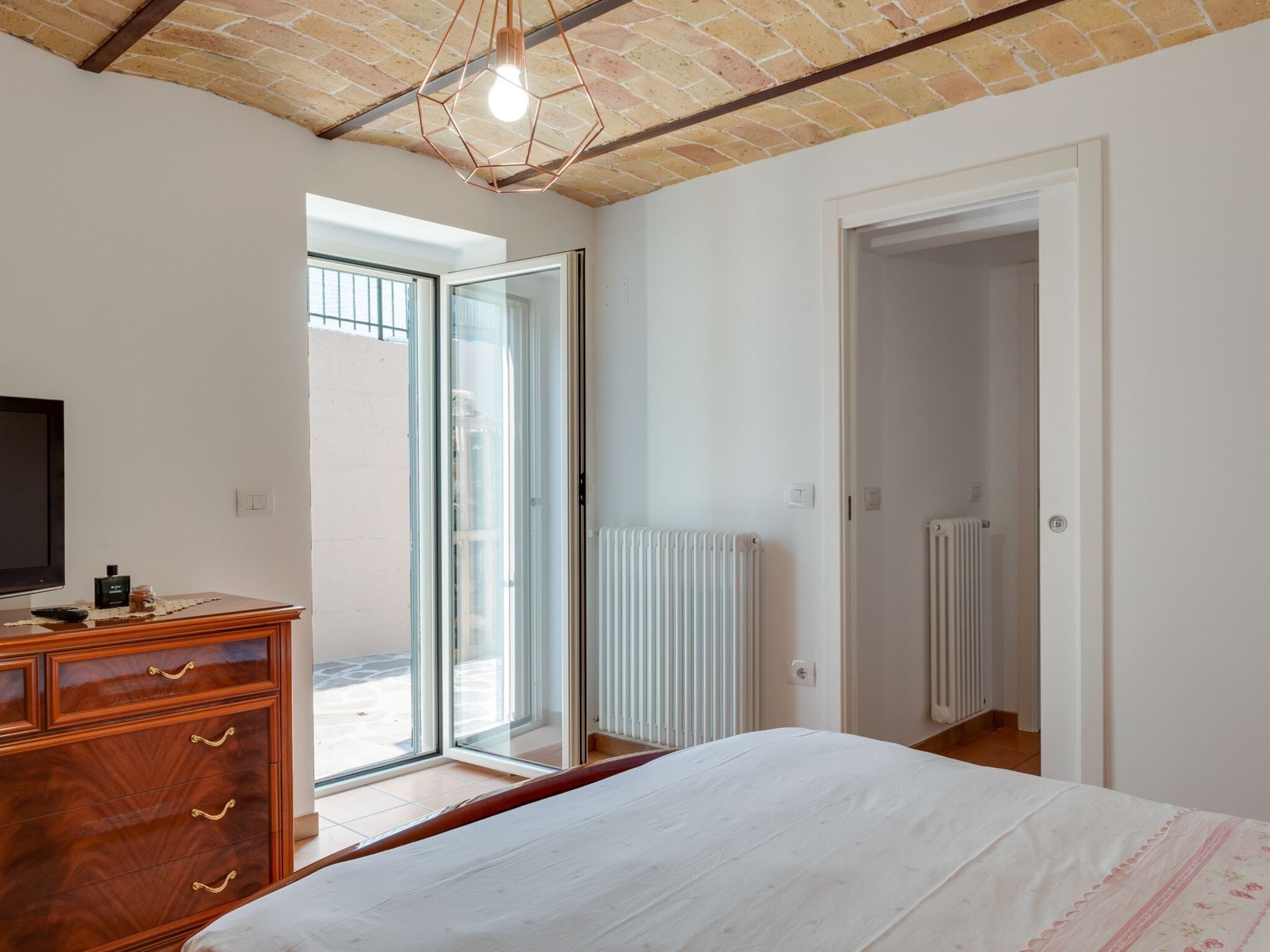 6 bedrooms, individually furnished