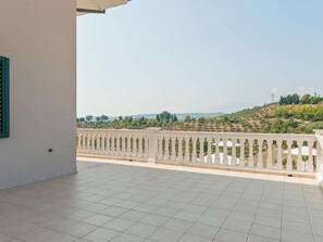 A balcony with a tiled floor and a white railing. - Belvilla by OYO Villa Intera 12 Pax (Collecorvino)