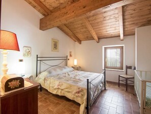 House | 1 bedroom, individually furnished