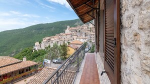A balcony with a view of a hillside town. - Belvilla by OYO Casa Polino (Polino)