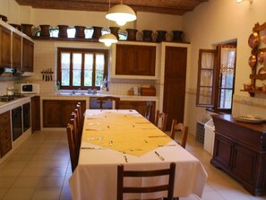Maison | Cuisine privée | Un four, bouilloire électrique