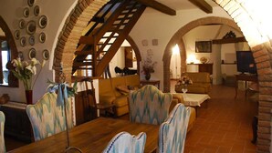 House | Dining - Villa by Lake Trasimeno With Scenic Views (Castiglione del Lago)
