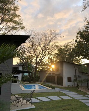 Outdoor pool - Honeymoon apt with mini fridge and pool view (Playa junquillal)