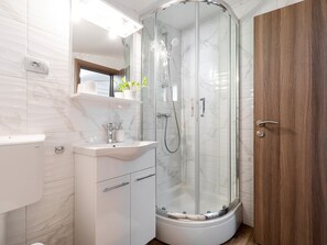 Apartment | Badezimmer | Dusche, Haartrockner