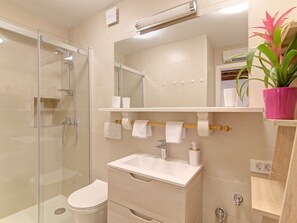 Appartement | Salle de bain | Douche, sèche-cheveux