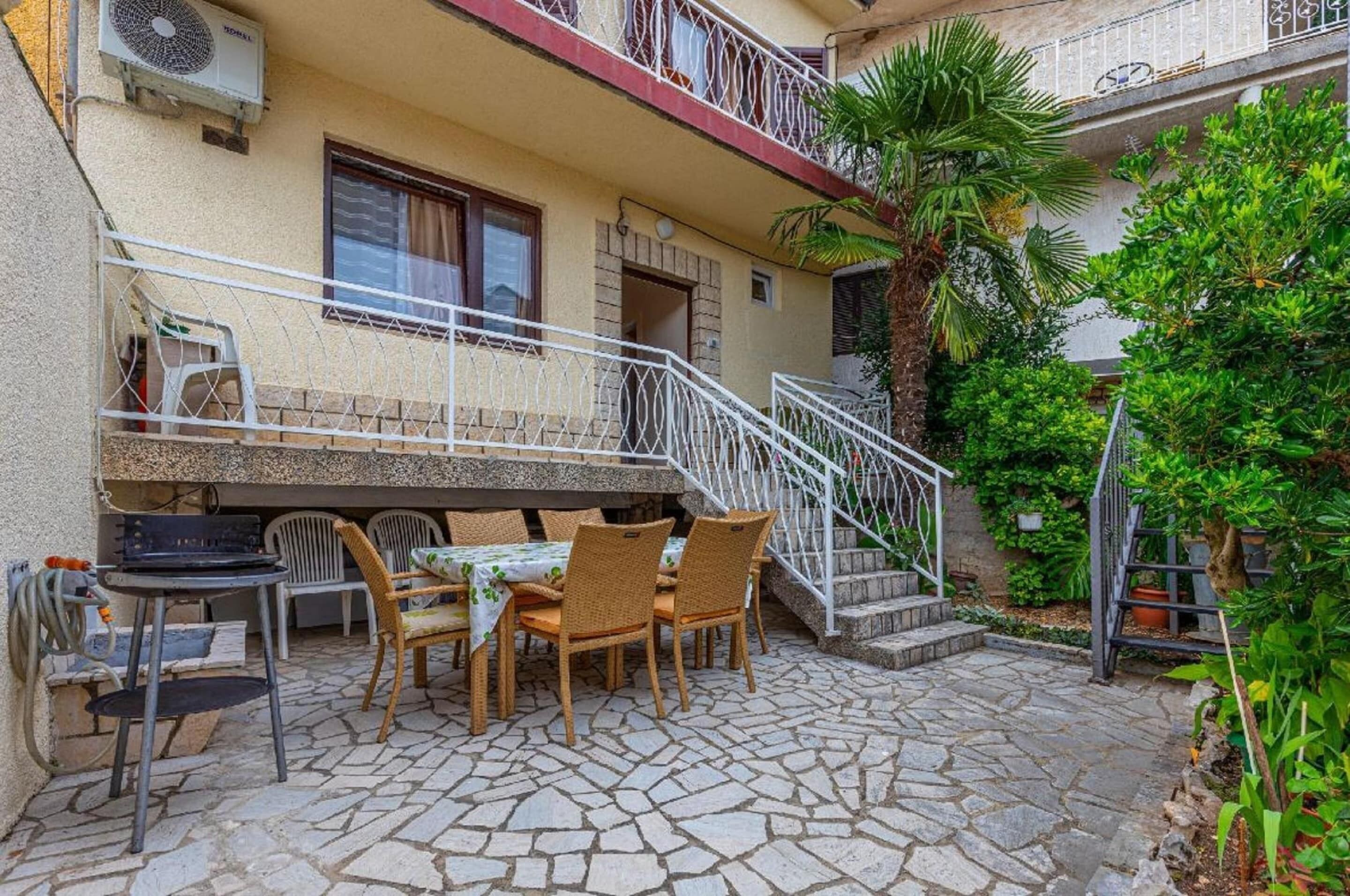 House | Outdoor dining