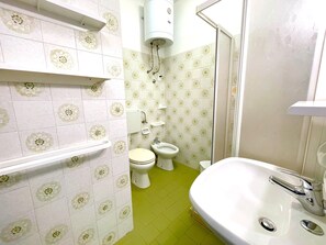 A bathroom with a toilet, sink, and shower. - Holiday Home in Caorle Near Spiaggia Tartaruga (Caorle)