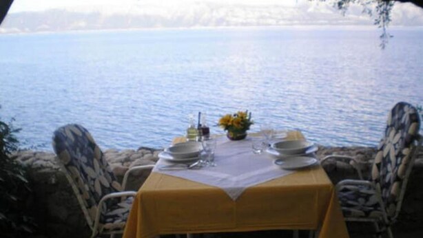 Een tafel voor twee met uitzicht op zee.