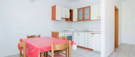 Apartamento | Cocina privada | Cafetera o tetera, frigorífico, horno y placa de cocina