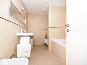Ein Badezimmer mit Badewanne, Waschbecken und Toilette.