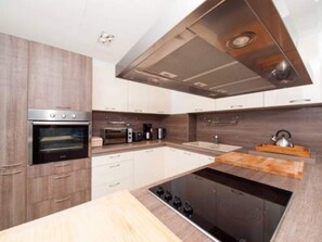 Apartemen | Dapur pribadi | Lemari es, microwave, oven, dan kompor