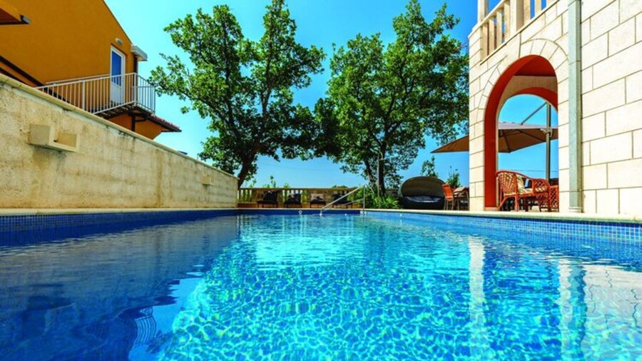 Villa Anka - Five-bedroom Villa With Terrace and Swimming Pool