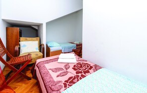 5 bedrooms, iron/ironing board, bed sheets