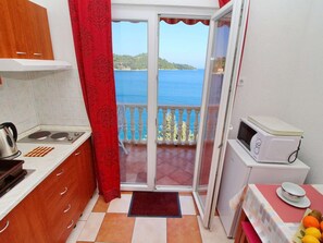 Lejlighed | Privat køkken | Køleskab, mikrobølgeovn, kogeplade, elkedel