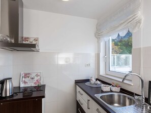 Departamento | Cocina privada | Refrigerador, microondas, lavavajillas y cafetera y tetera
