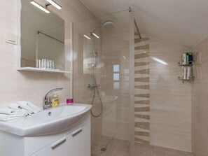 Apartment | Badezimmer | Dusche, Haartrockner