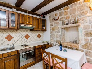 House | Private kitchen | Fridge, microwave, oven, stovetop