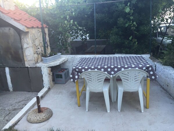 Apartment | Outdoor dining - Apartments Roko - Economy One Bedroom Apartment With Shared Terrace (Dugi Rat)