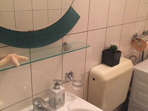 Apartment | Bathroom | Shower, hair dryer