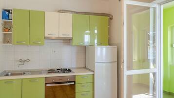 Apartment | Private kitchen | Fridge, oven