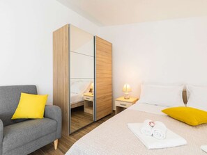 Departamento | 1 habitación y tabla de planchar con plancha 