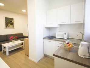Departamento | Cocina privada | Refrigerador, microondas, parrilla de estufa y cafetera y tetera 