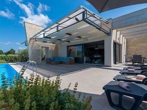 Villa | Balcony - Modern Villa With Pool, Covered Terrace and sea View (Novigrad)