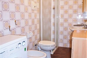 Apartment | Bathroom - Belvilla by OYO Inviting Apartment With Pool (Caorle)