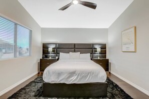 4 bedrooms, desk, iron/ironing board, WiFi - Elegant Modern Cozy Smart Home (Las Vegas)
