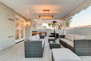 Terrace/patio - Elegant Modern Cozy Smart Home (Las Vegas)
