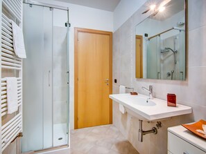 Apartment | Bathroom - Belvilla by OYO Rose di Fratta 2 (Cupramontana)