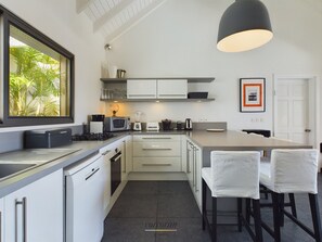 Kjøleskap, mikrobølgeovn, ovn og oppvaskmaskin