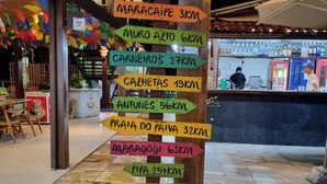 Un cartel con indicaciones a varios destinos locales.