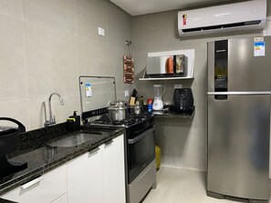 Geladeira, micro-ondas, fogão, cooktop
