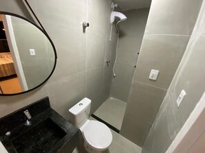 Haartrockner, Handtücher, Seife, Toilettenpapier